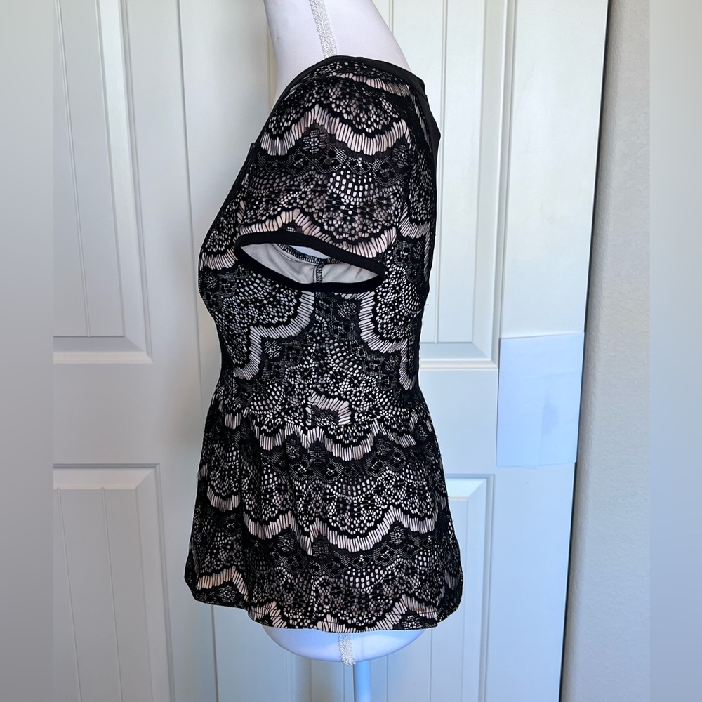 Skies Are Blue Black & Cream Lace Peplum Top Sz Small - Picture 3 of 13